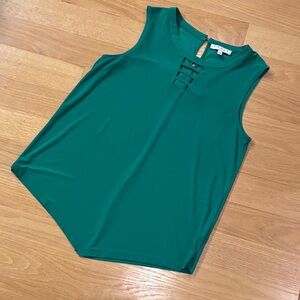 CHAUS med sleeveless blouse w/front cut out design, rear button and V bottom